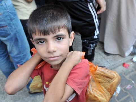 Reparto de alimentos a familias desplazadas en Gaza, fotografía 1