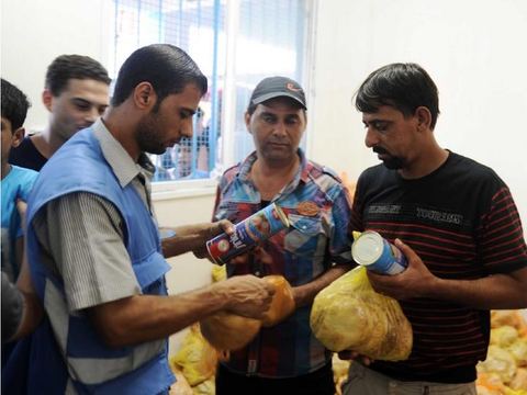 Reparto de alimentos a familias desplazadas en Gaza, fotografía 3