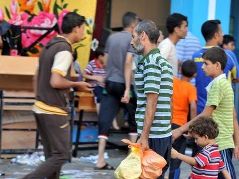 Reparto de alimentos a familias desplazadas en Gaza, fotografía 4
