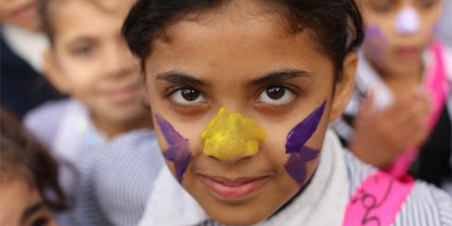 Jóvenes palestinos celebran el Día de los Derechos Humanos en las escuelas de la UNRWA