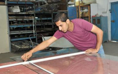 Los jóvenes refugiados en Gaza sacan provecho del Programa de Creación de Trabajo de UNRWA