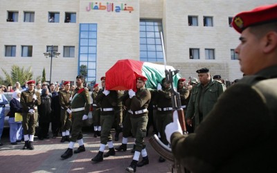 Cientos de personas despiden al ministro palestino muerto