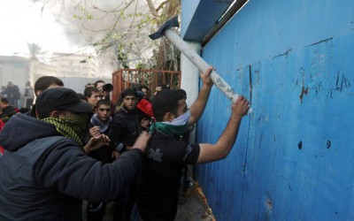 Palestinos protestan ante la sede de la ONU en Gaza por falta de fondos