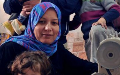 Samira trabaja de modista para ayudar a su familia dentro de un campo de refugiados de la UNRWA